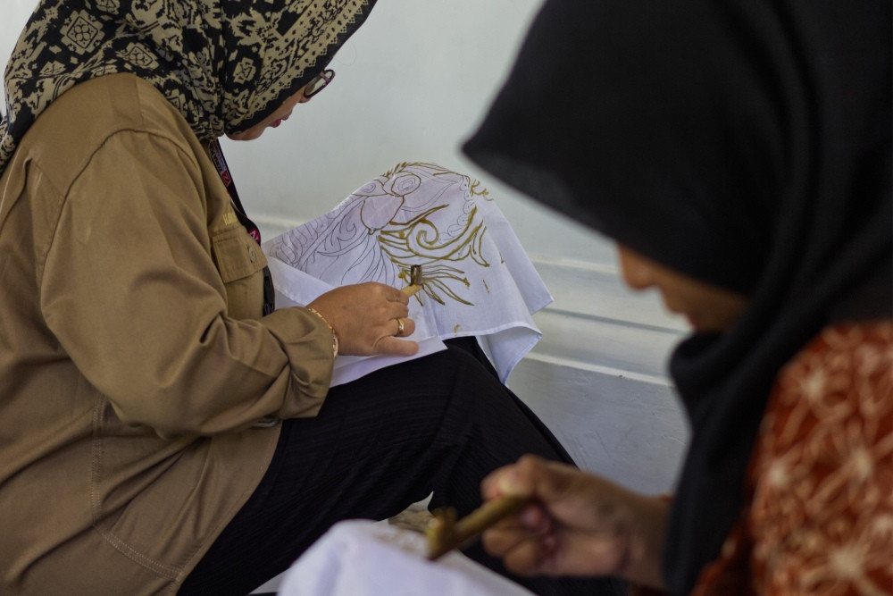 Pengrajin batik Gen Z Padang Sekar Hanum Pramesty menggunakan malam sawit