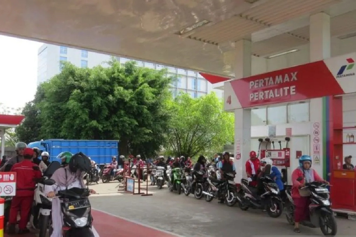 Antrean panjang di SPBU Jember akibat kelangkaan BBM