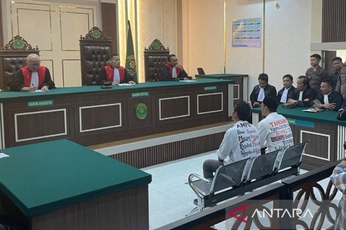 Dua aktivis Pati Supriyono dan Teguh yang divonis bersalah
