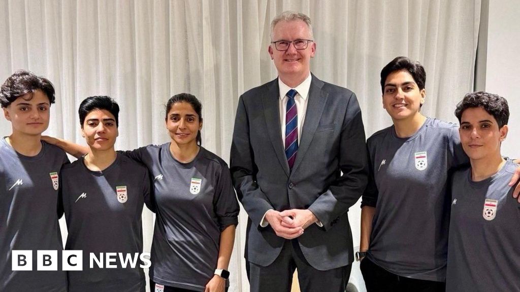 Lima pemain sepak bola Iran protes lagu kebangsaan dan dapat visa Australia