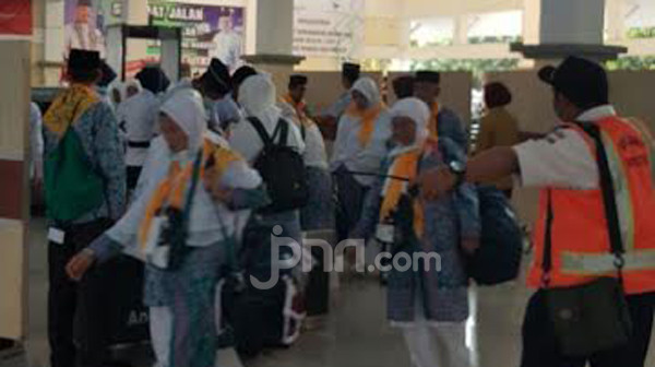 Jemaah Umrah Indonesia Tunda Keberangkatan Akibat Konflik
