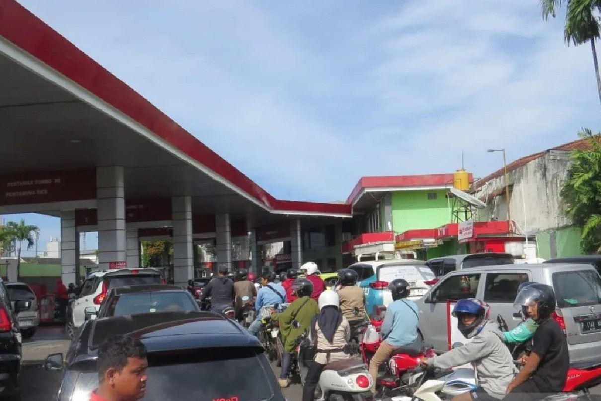 Antrean panjang kendaraan di SPBU Jember karena isu kelangkaan BBM