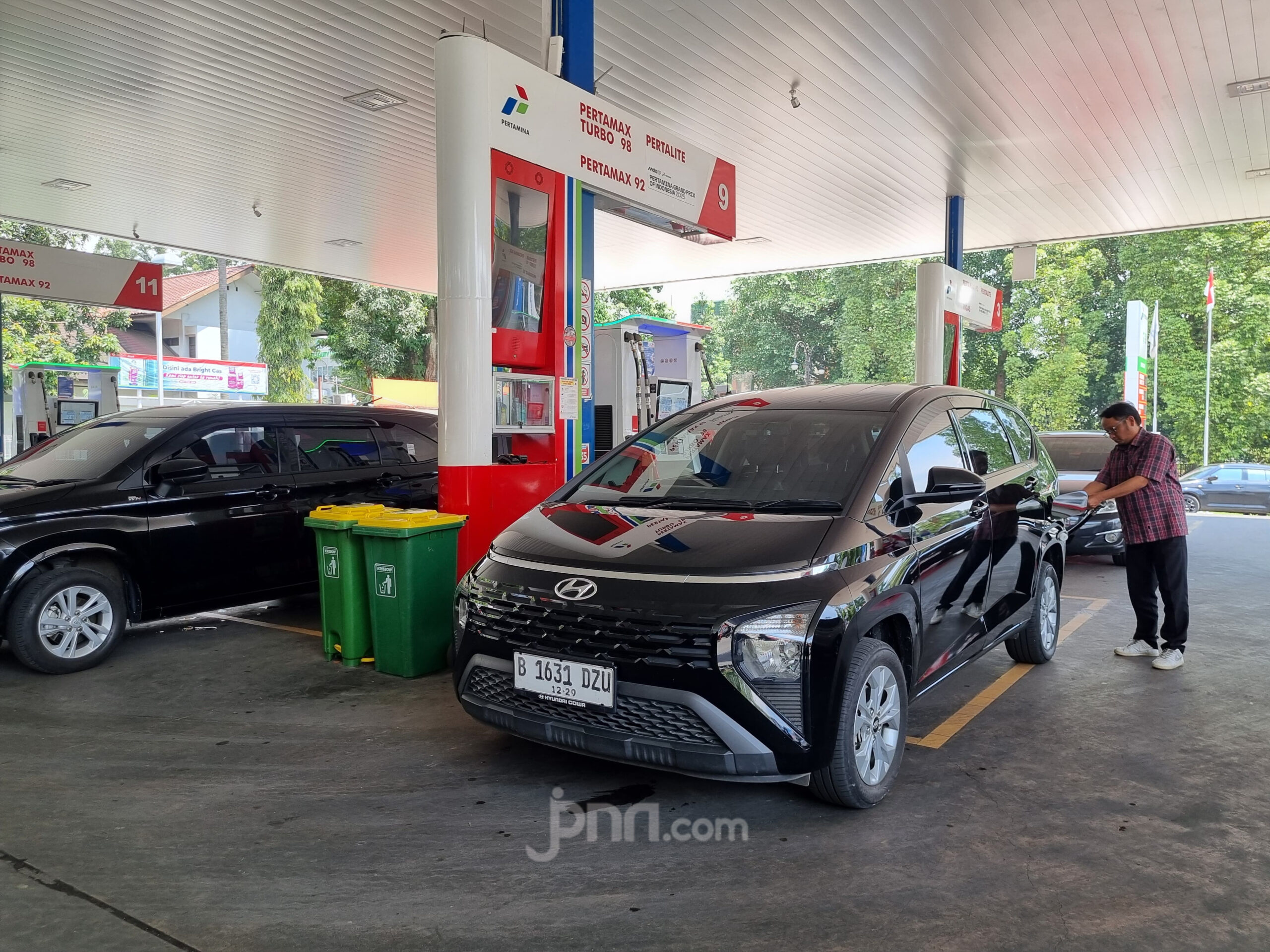 Ilustrasi Pengisian BBM di SPBU Dago, Pertamina siap pasokan BBM mudik Lebaran