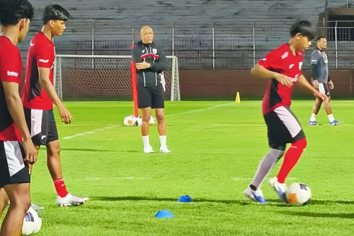 Pelatih Timnas U-20 Indonesia Nova Arianto saat latihan di Surabaya