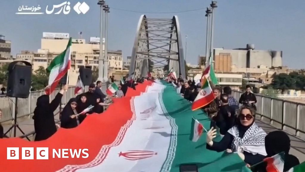 Warga Iran bentuk rantai manusia sebagai protes terhadap ancaman serangan